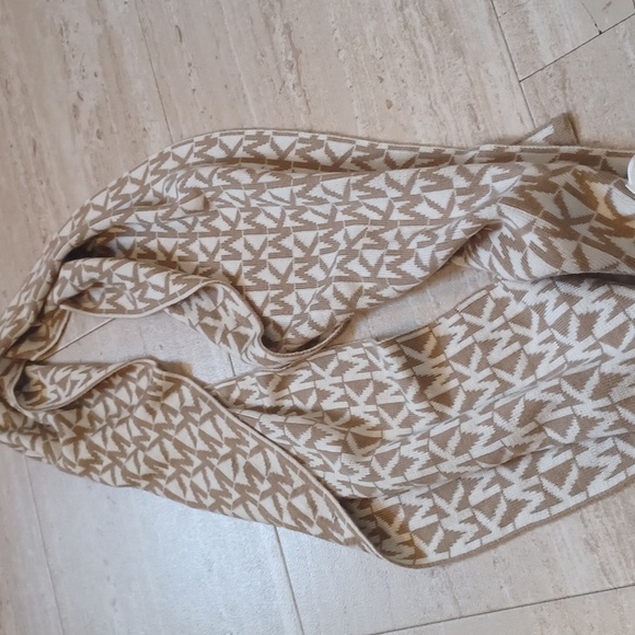 MICHAEL Michael Kors Signature Logo Stylish Scarf - Picture 4 of 4